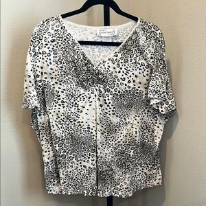 Black and White Pleated Short Sleeve Blouse